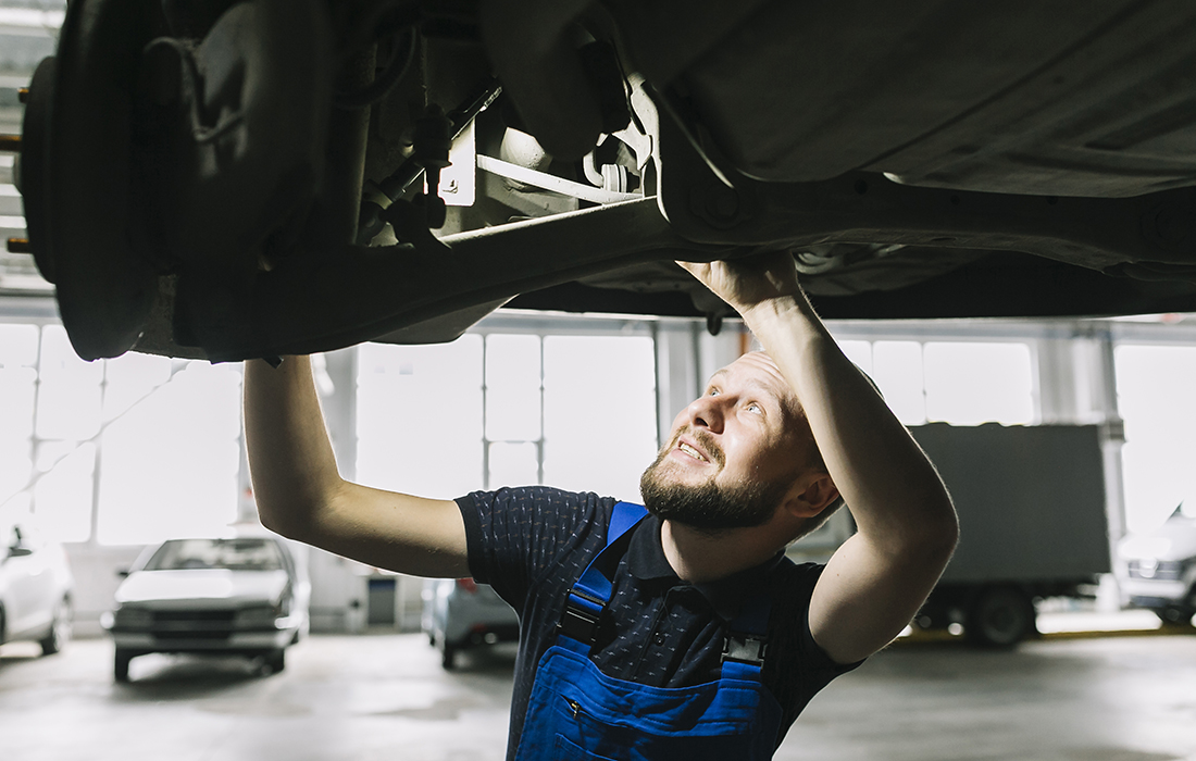 Boczne światło COB w latarce Superfire G12 do pracy z bliska